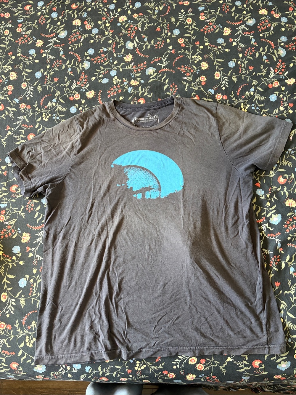 Men's Short-Sleeve dark grey Tee with Blue iconic Montreal landmark